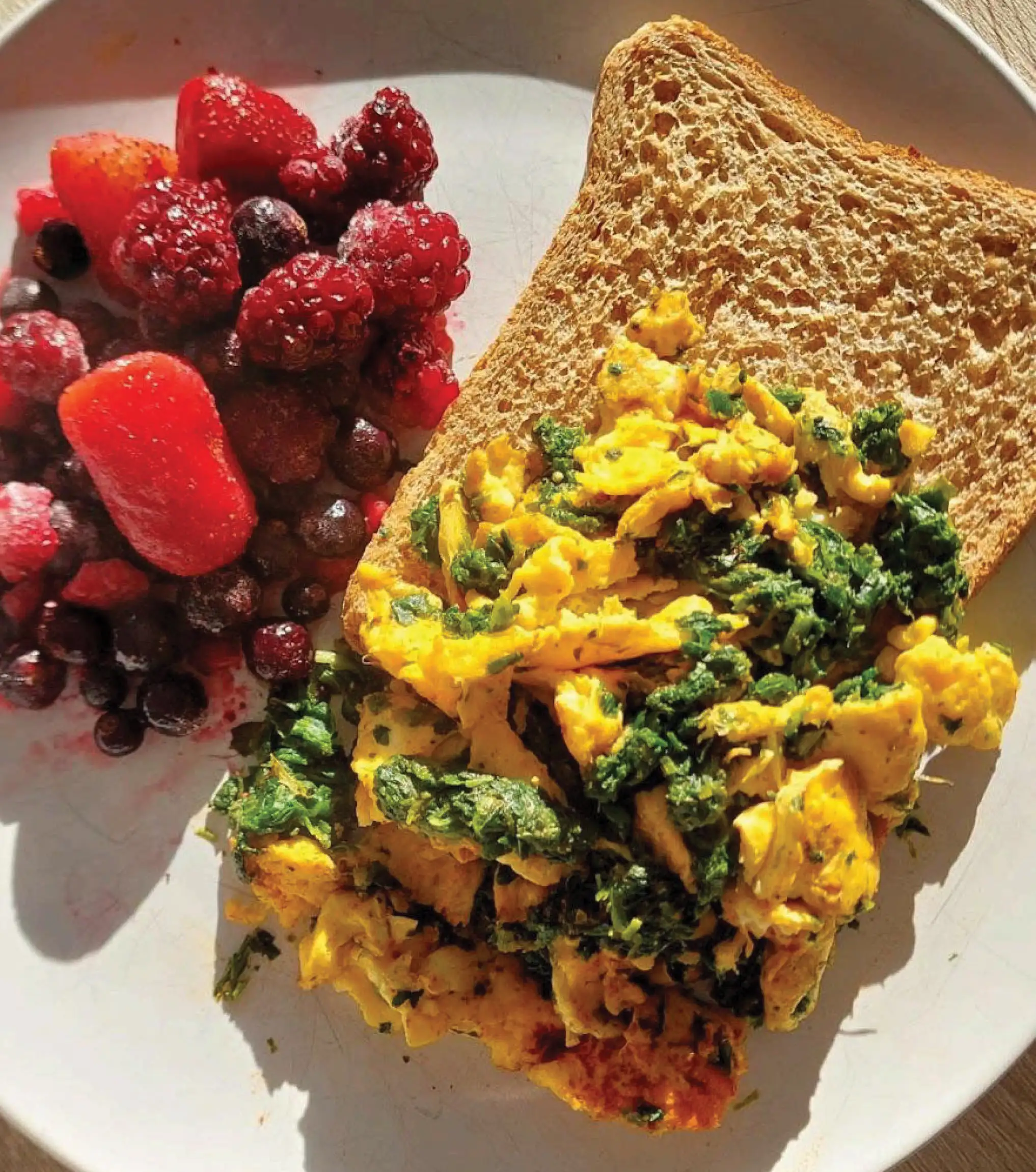 Spinach and Egg Scramble with Fresh Berries